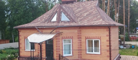 Кровля ломаная четырехскатная полувальмовая с пристроенной полубашней