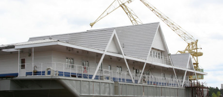 Кровля многоскатная с центральной мансардой и кровельными окнами